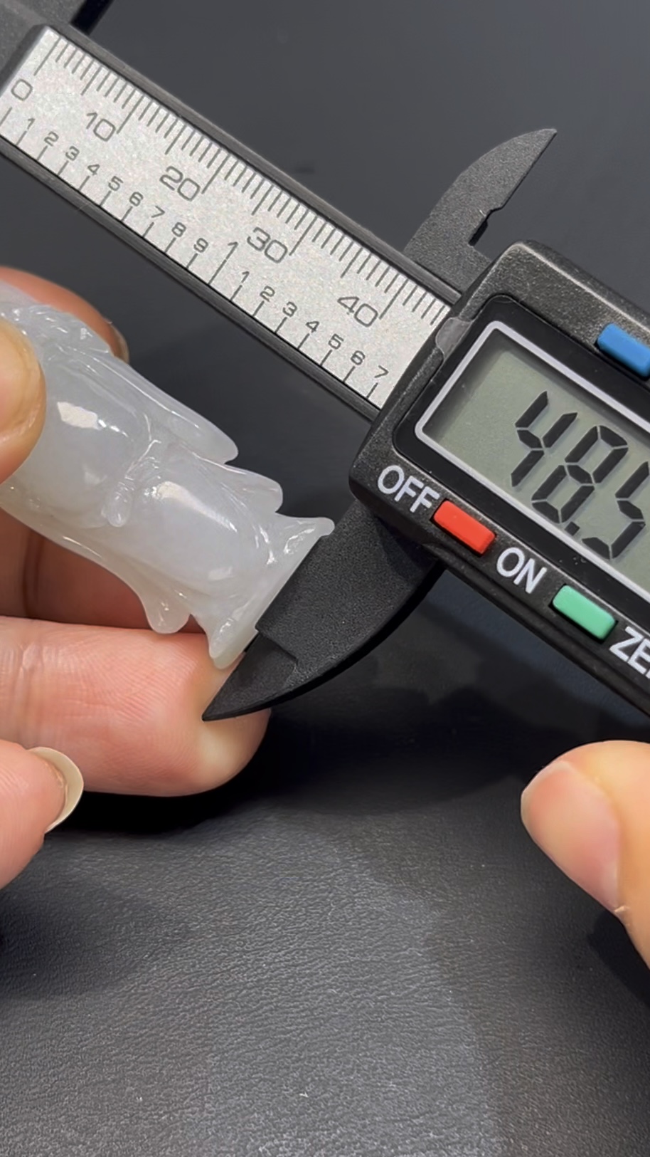 翡翠站佛吊墜 編號#672|立體雕刻 可站立設計|天然玉料 收藏首選 3 翡翠站佛吊墜 編號#672|立體雕刻 可站立設計|天然玉料 收藏首選 - Image 3