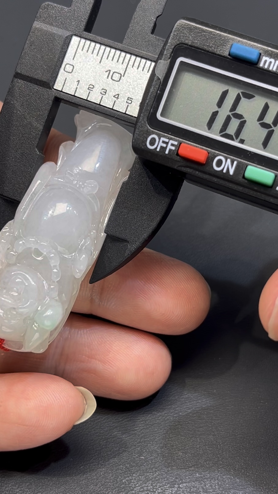 翡翠站佛吊墜 編號#672|立體雕刻 可站立設計|天然玉料 收藏首選 4 翡翠站佛吊墜 編號#672|立體雕刻 可站立設計|天然玉料 收藏首選 - Image 4