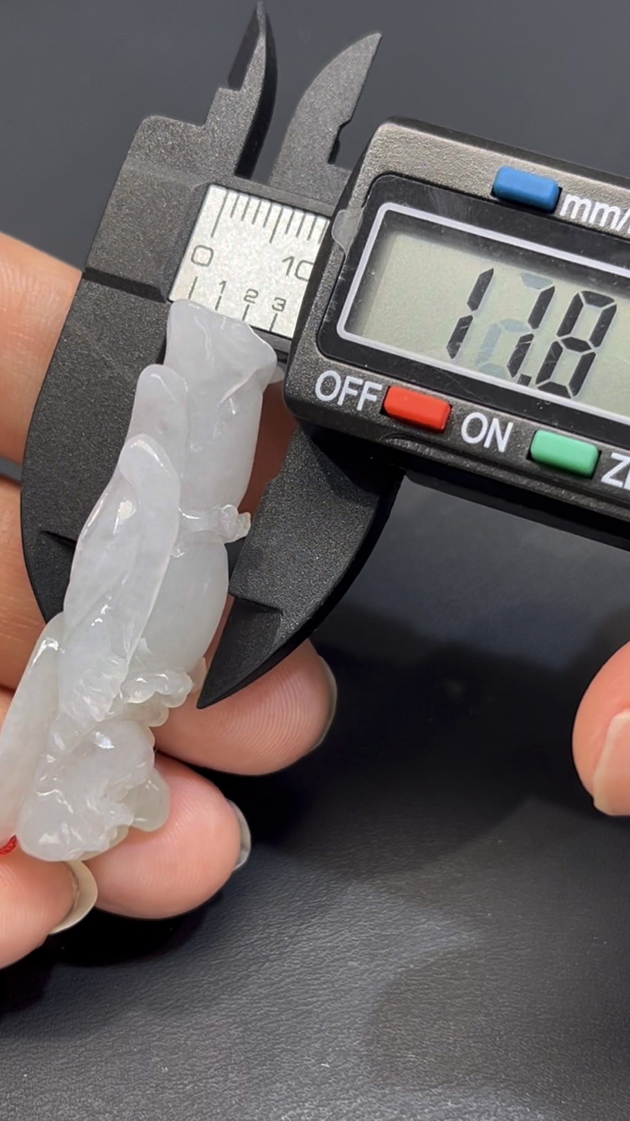 翡翠站佛吊墜 編號#672|立體雕刻 可站立設計|天然玉料 收藏首選 5 翡翠站佛吊墜 編號#672|立體雕刻 可站立設計|天然玉料 收藏首選 - Image 5