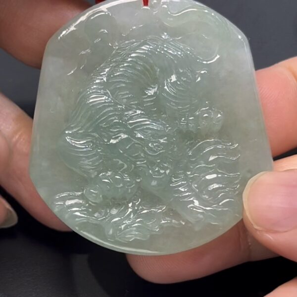 翡翠下山虎吊墜 編號#673｜厚裝雕刻 氣場十足｜天然玉料 收藏首選