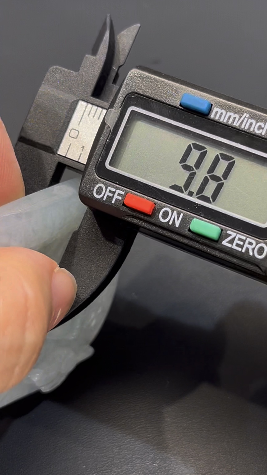 翡翠佛祖吊墜 編號#674|種水極佳 坐蓮花座|厚裝雕刻 收藏首選 9 翡翠佛祖吊墜 編號#674|種水極佳 坐蓮花座|厚裝雕刻 收藏首選 - Image 9