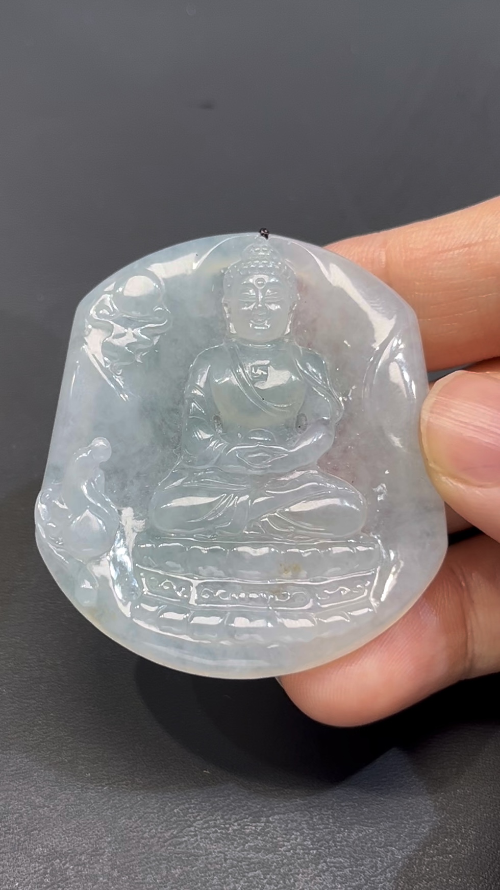 翡翠佛祖吊墜 編號#674|種水極佳 坐蓮花座|厚裝雕刻 收藏首選 3 翡翠佛祖吊墜 編號#674|種水極佳 坐蓮花座|厚裝雕刻 收藏首選 - Image 3