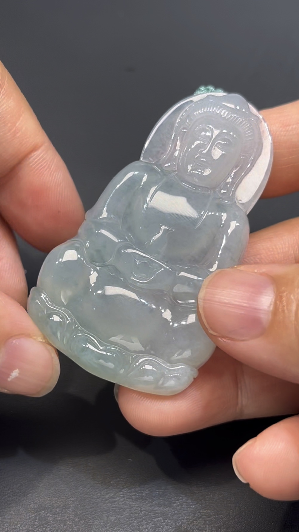 翡翠正裝觀音吊墜 編號#674|種水極佳 坐蓮花座|厚裝雕刻 收藏首選 3 翡翠正裝觀音吊墜 編號#674|種水極佳 坐蓮花座|厚裝雕刻 收藏首選 - Image 3