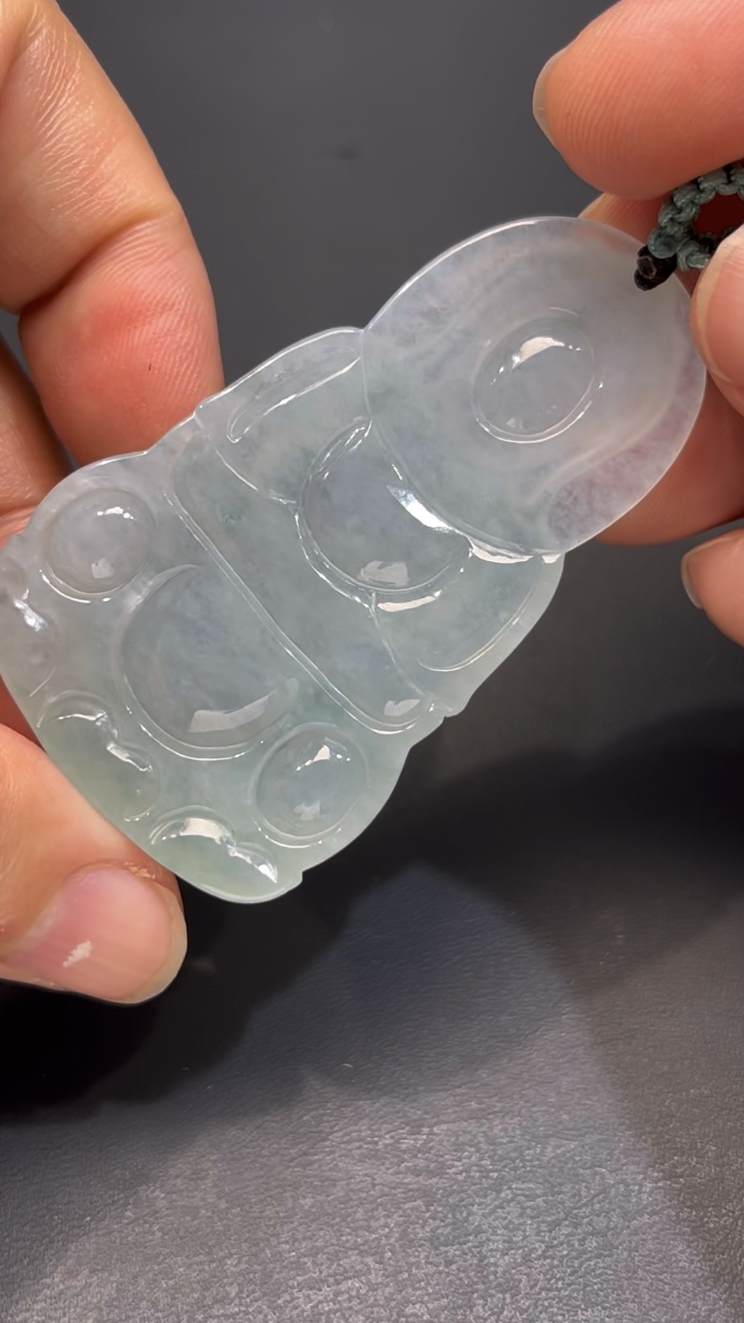 翡翠正裝觀音吊墜 編號#674|種水極佳 坐蓮花座|厚裝雕刻 收藏首選 4 翡翠正裝觀音吊墜 編號#674|種水極佳 坐蓮花座|厚裝雕刻 收藏首選 - Image 4