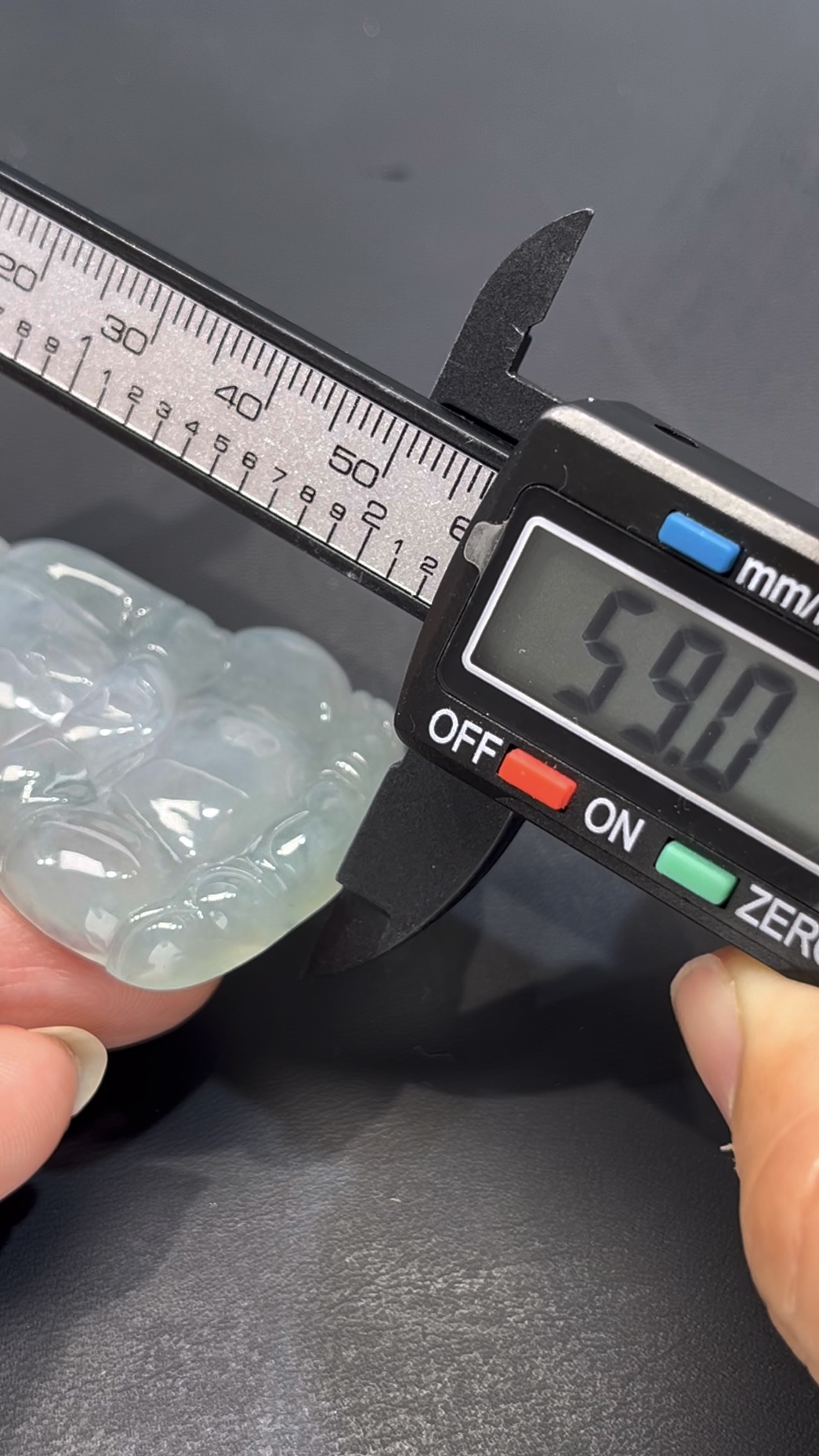 翡翠正裝觀音吊墜 編號#674|種水極佳 坐蓮花座|厚裝雕刻 收藏首選 7 翡翠正裝觀音吊墜 編號#674|種水極佳 坐蓮花座|厚裝雕刻 收藏首選 - Image 7