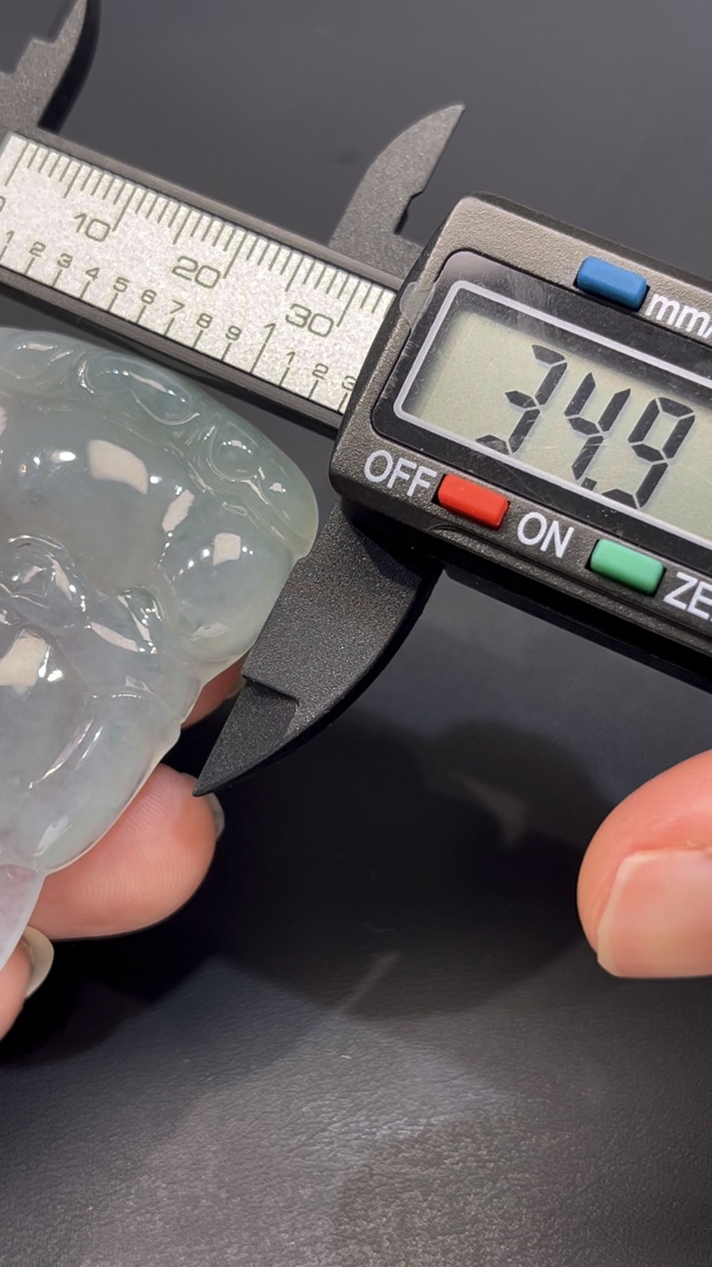 翡翠正裝觀音吊墜 編號#674|種水極佳 坐蓮花座|厚裝雕刻 收藏首選 8 翡翠正裝觀音吊墜 編號#674|種水極佳 坐蓮花座|厚裝雕刻 收藏首選 - Image 8