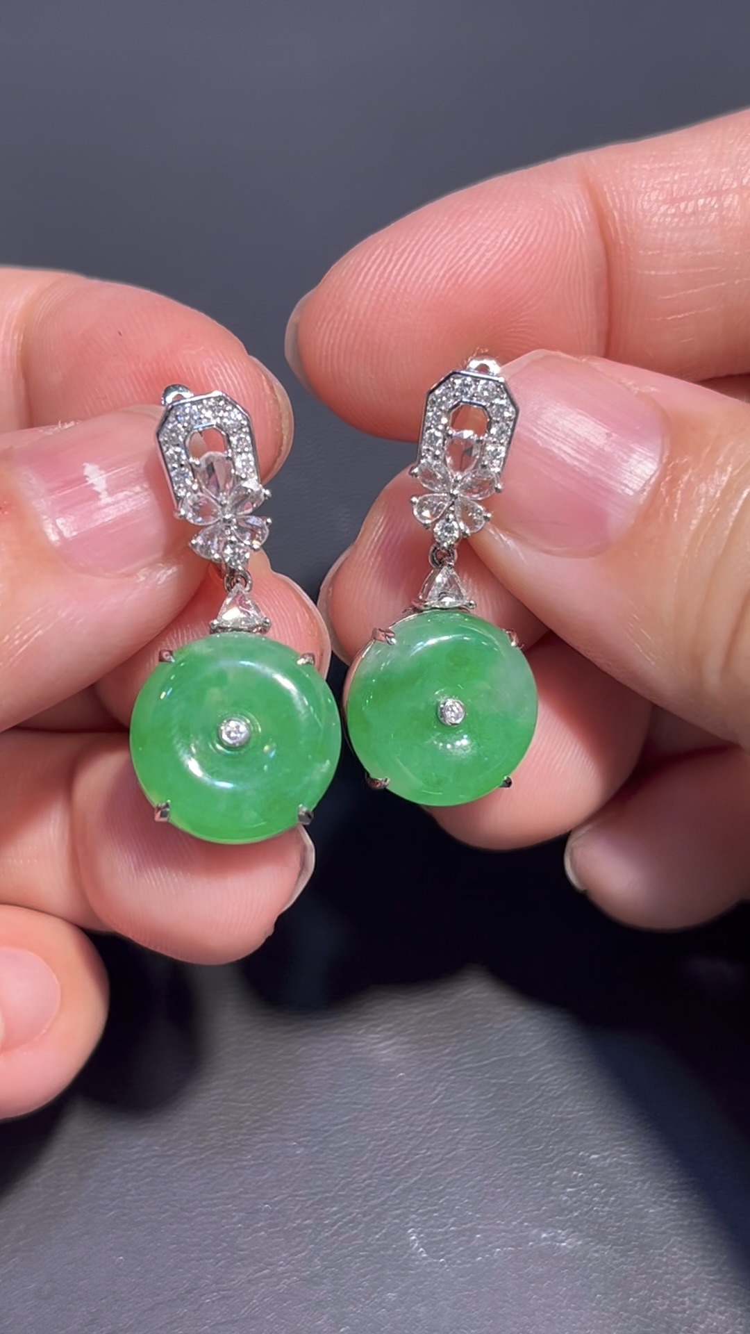 翡翠平安扣耳環|鑽石點綴|動態搖曳|優雅時尚 收藏首選 編號#679 2 翡翠平安扣耳環|鑽石點綴|動態搖曳|優雅時尚 收藏首選 編號#679 - Image 2