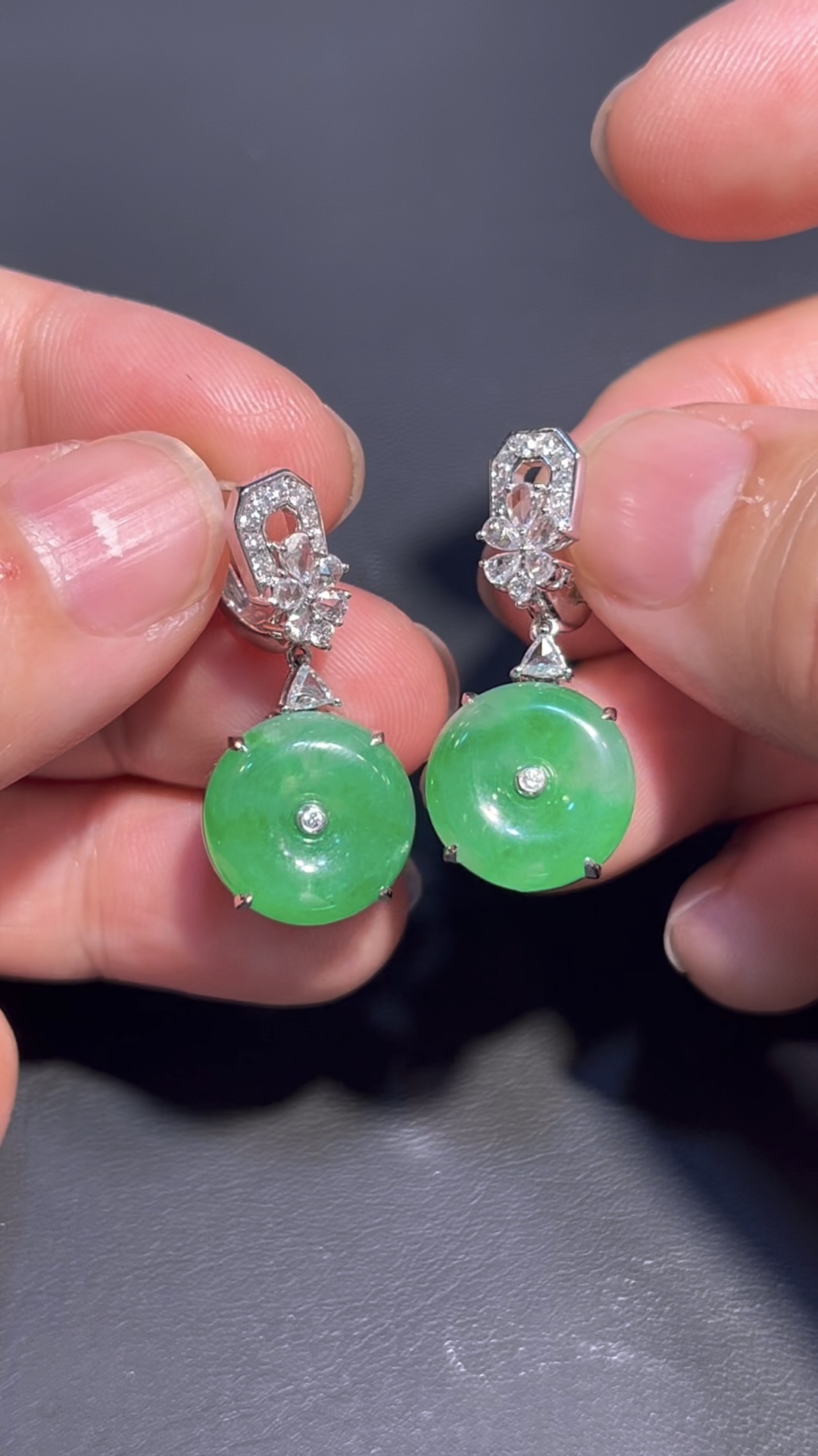 翡翠平安扣耳環|鑽石點綴|動態搖曳|優雅時尚 收藏首選 編號#679 4 翡翠平安扣耳環|鑽石點綴|動態搖曳|優雅時尚 收藏首選 編號#679 - Image 4