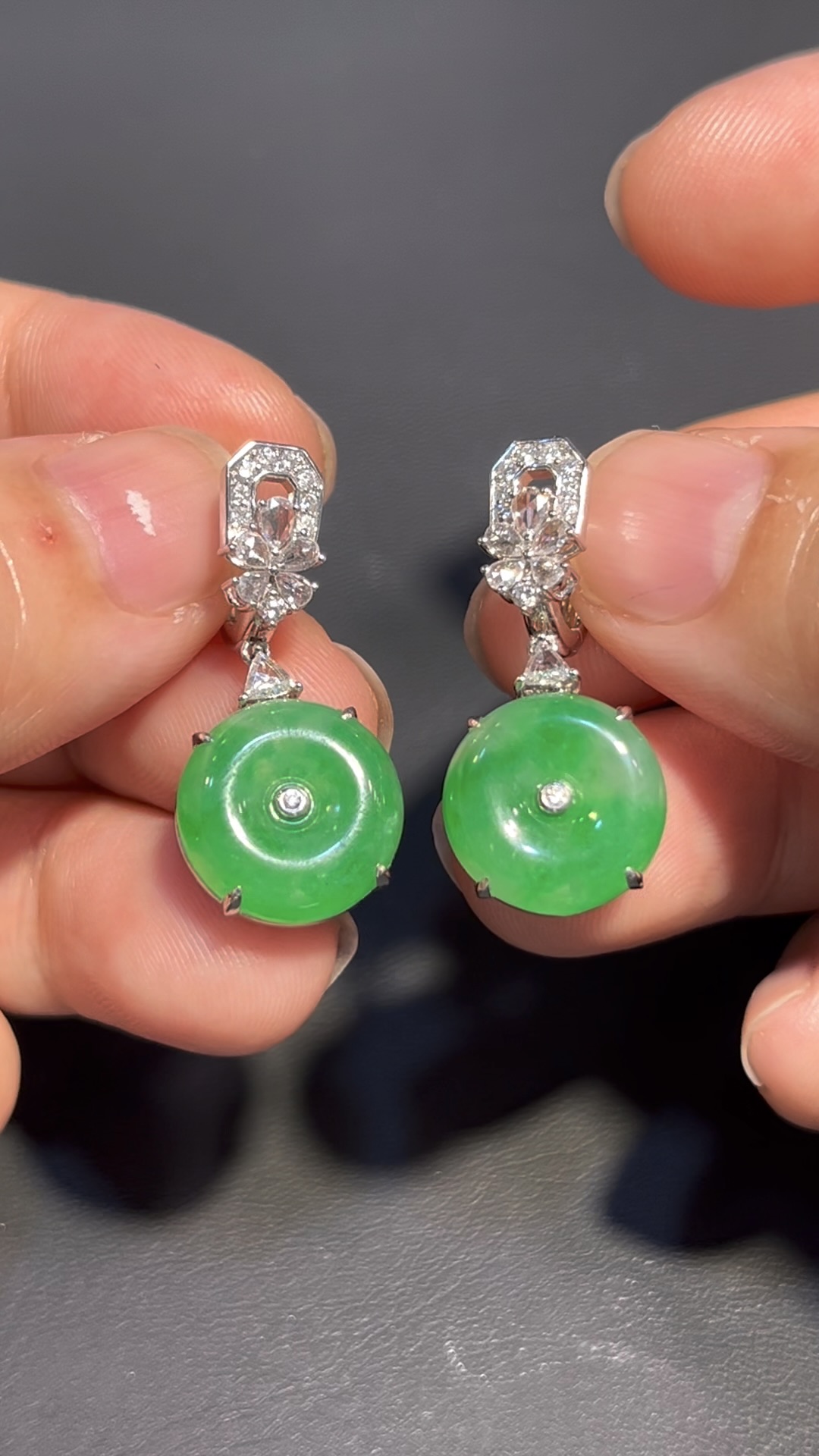 翡翠平安扣耳環|鑽石點綴|動態搖曳|優雅時尚 收藏首選 編號#679 1 翡翠平安扣耳環|鑽石點綴|動態搖曳|優雅時尚 收藏首選 編號#679