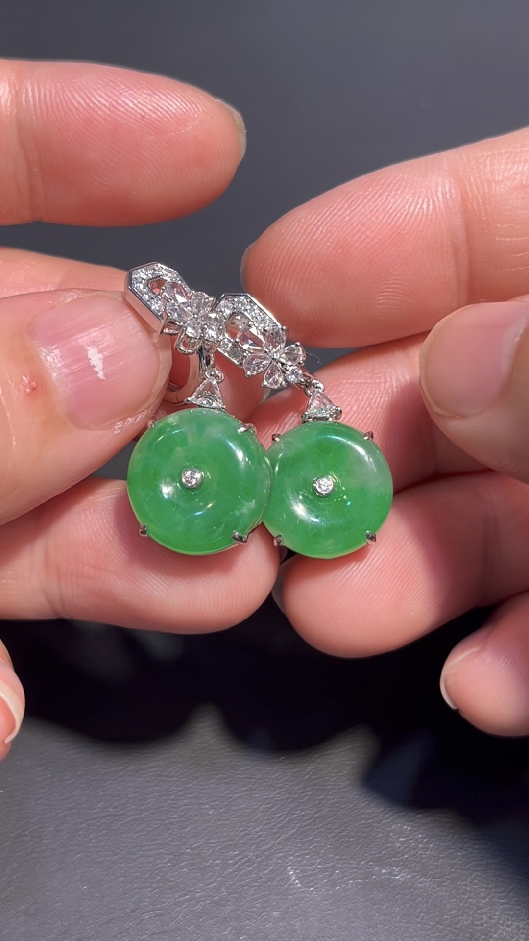 翡翠平安扣耳環|鑽石點綴|動態搖曳|優雅時尚 收藏首選 編號#679 7 翡翠平安扣耳環|鑽石點綴|動態搖曳|優雅時尚 收藏首選 編號#679 - Image 7