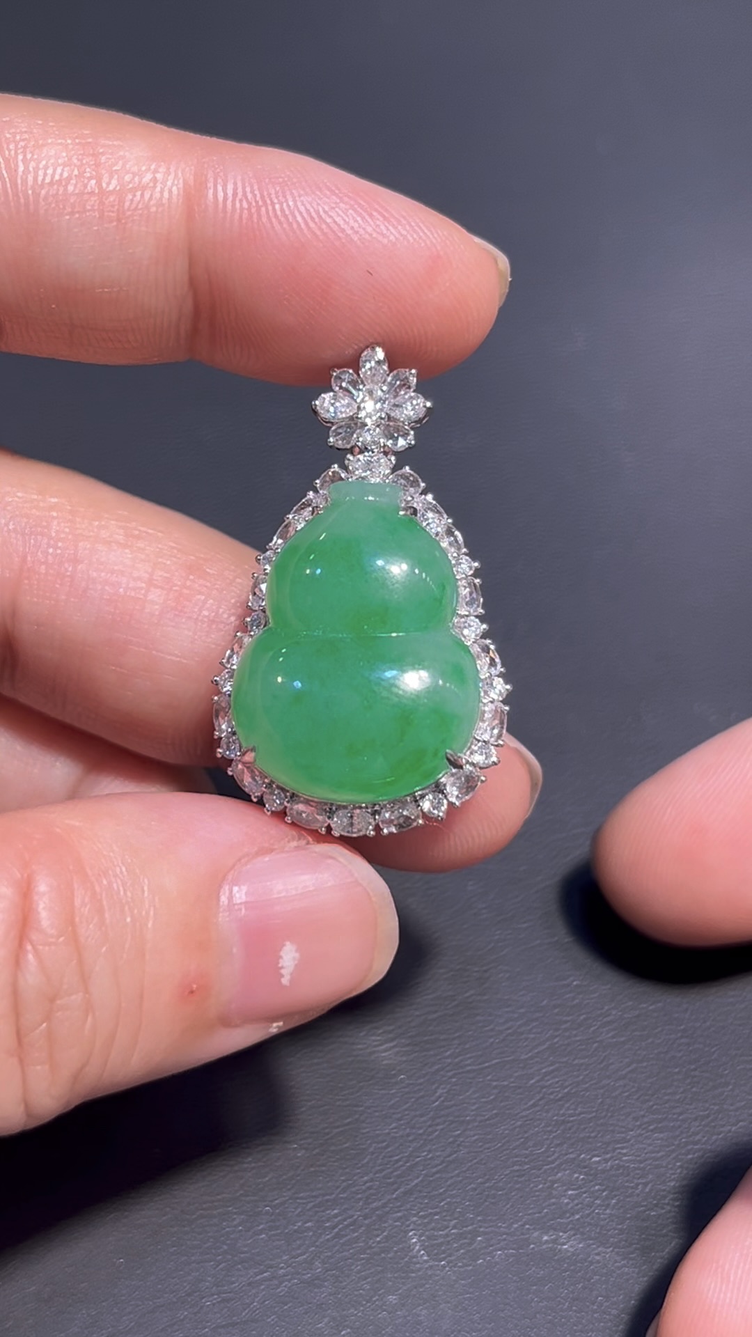 天然翡翠葫蘆吊墜 編號#680|豪華鑲嵌設計|福祿寓意|限量高端精品 2 天然翡翠葫蘆吊墜 編號#680|豪華鑲嵌設計|福祿寓意|限量高端精品 - Image 2
