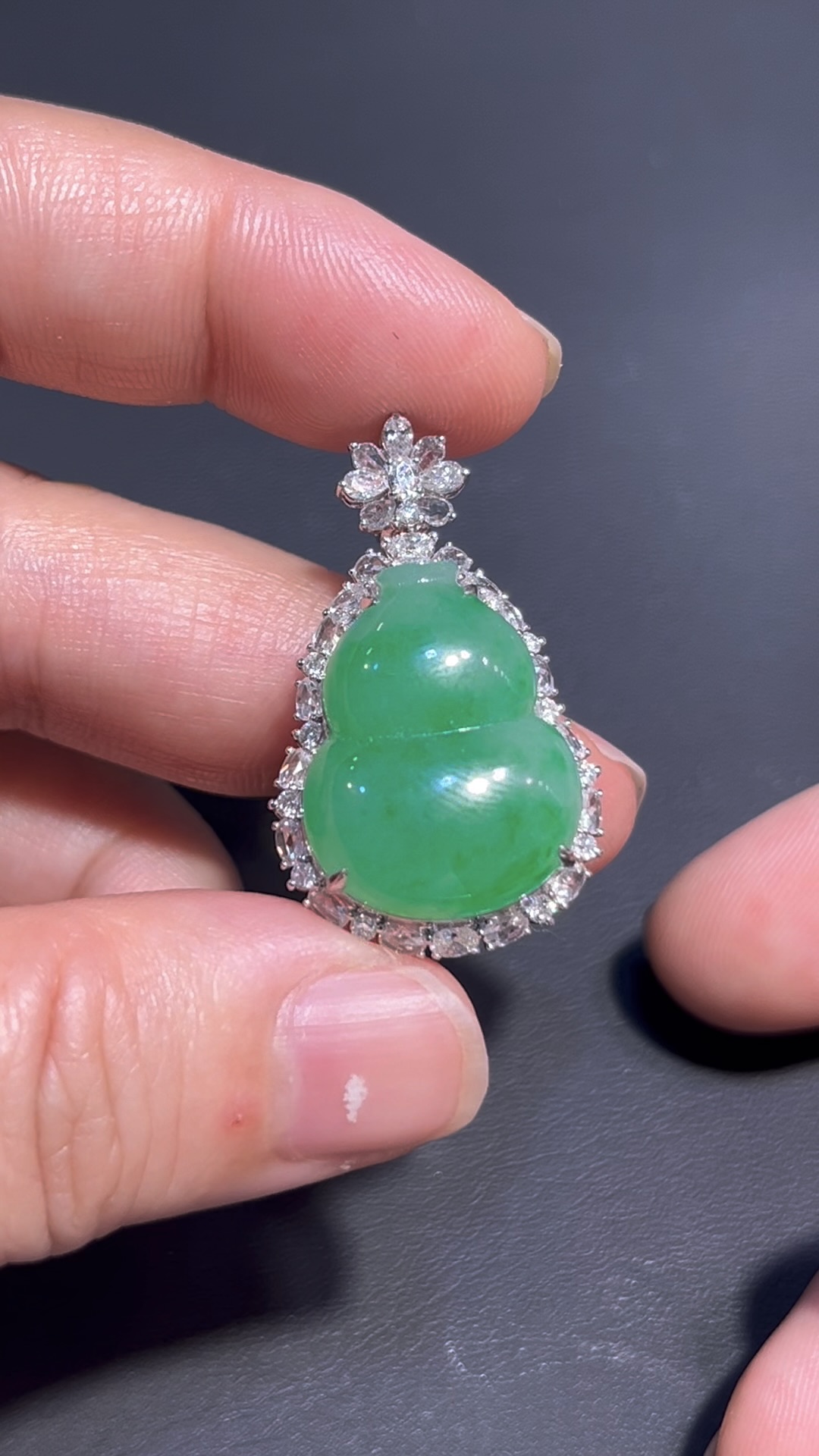 天然翡翠葫蘆吊墜 編號#680|豪華鑲嵌設計|福祿寓意|限量高端精品 3 天然翡翠葫蘆吊墜 編號#680|豪華鑲嵌設計|福祿寓意|限量高端精品 - Image 3