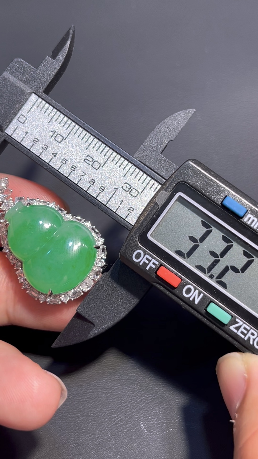 天然翡翠葫蘆吊墜 編號#680|豪華鑲嵌設計|福祿寓意|限量高端精品 6 天然翡翠葫蘆吊墜 編號#680|豪華鑲嵌設計|福祿寓意|限量高端精品 - Image 6