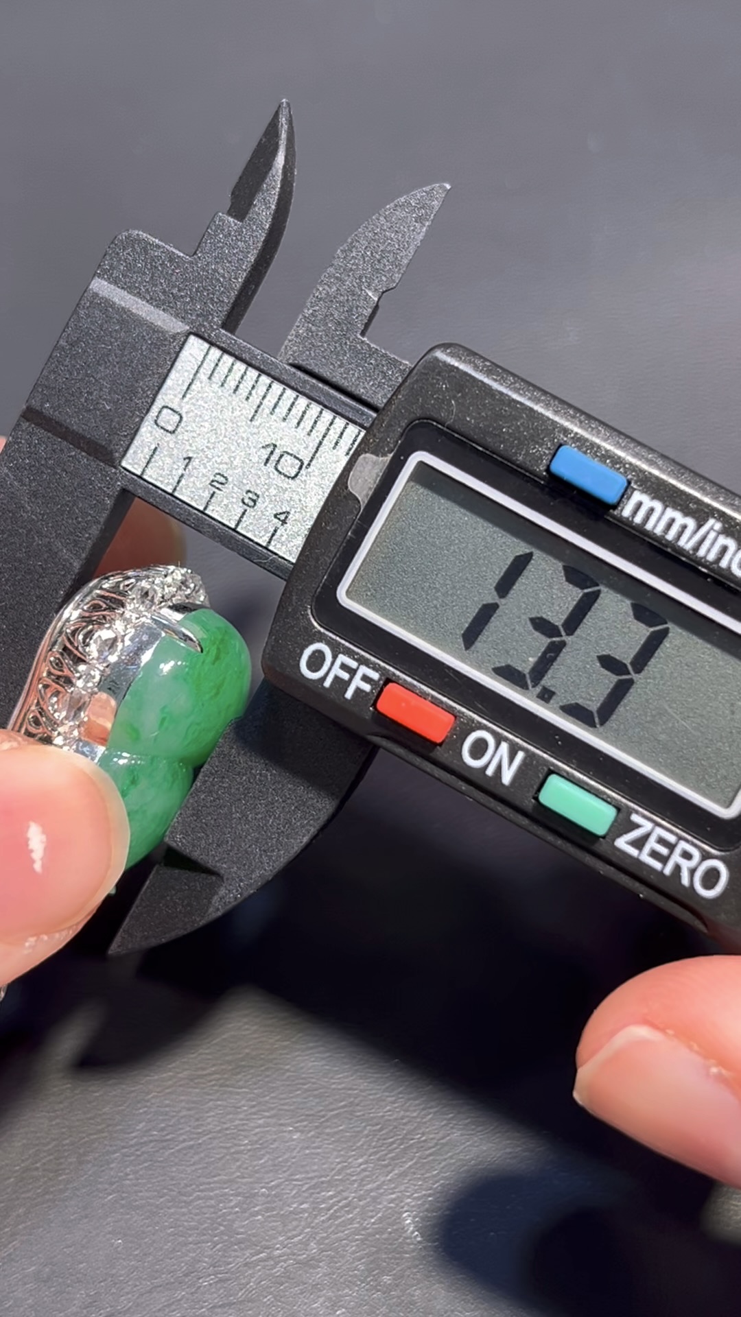 天然翡翠葫蘆吊墜 編號#680|豪華鑲嵌設計|福祿寓意|限量高端精品 8 天然翡翠葫蘆吊墜 編號#680|豪華鑲嵌設計|福祿寓意|限量高端精品 - Image 8