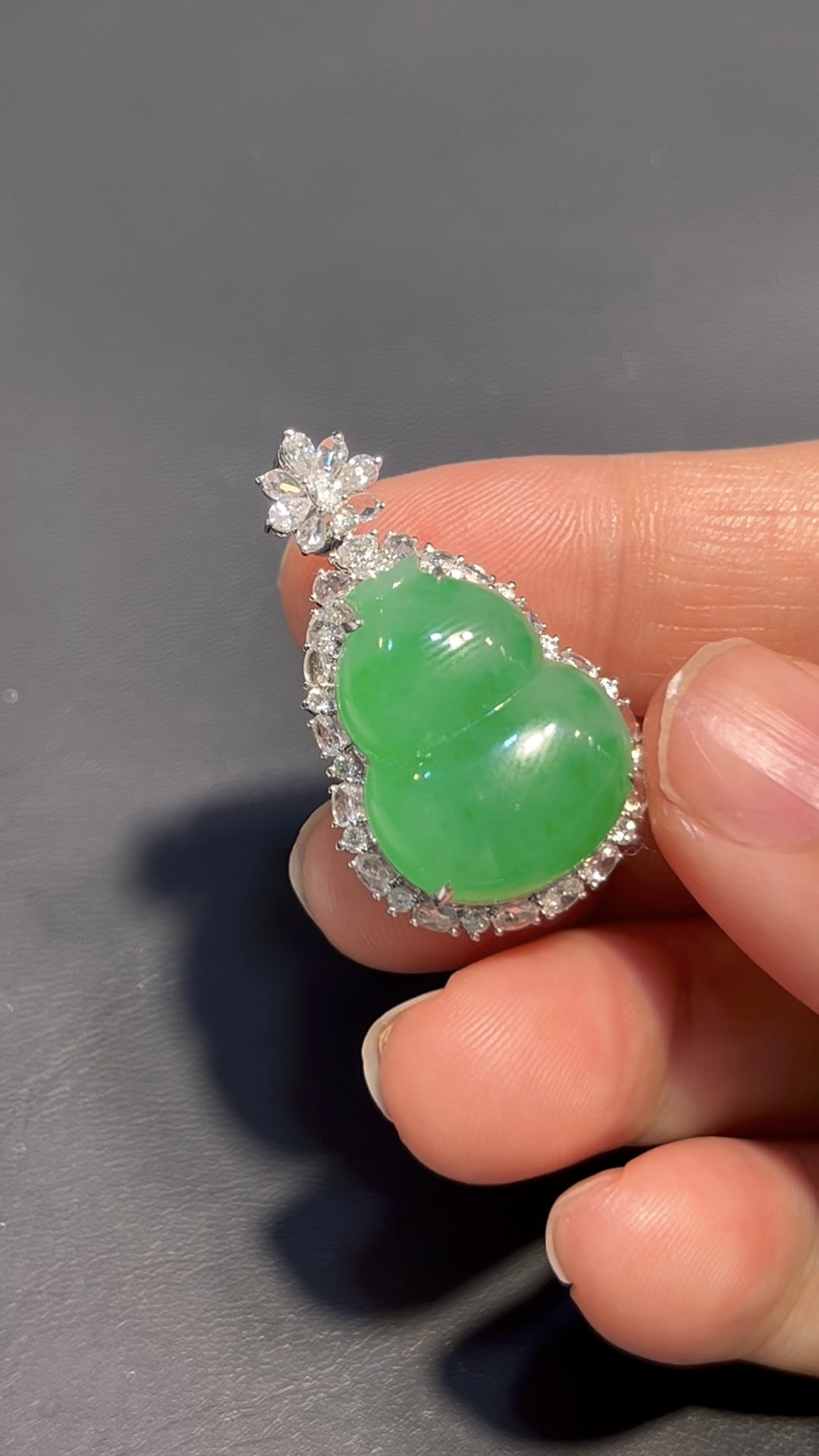 天然翡翠葫蘆吊墜 編號#680|豪華鑲嵌設計|福祿寓意|限量高端精品 10 天然翡翠葫蘆吊墜 編號#680|豪華鑲嵌設計|福祿寓意|限量高端精品 - Image 10