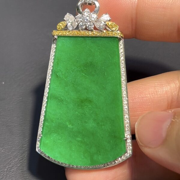 翡翠無事牌 編號#681｜陽綠滿色 大件設計｜18K白金鑲嵌 稀有高端收藏