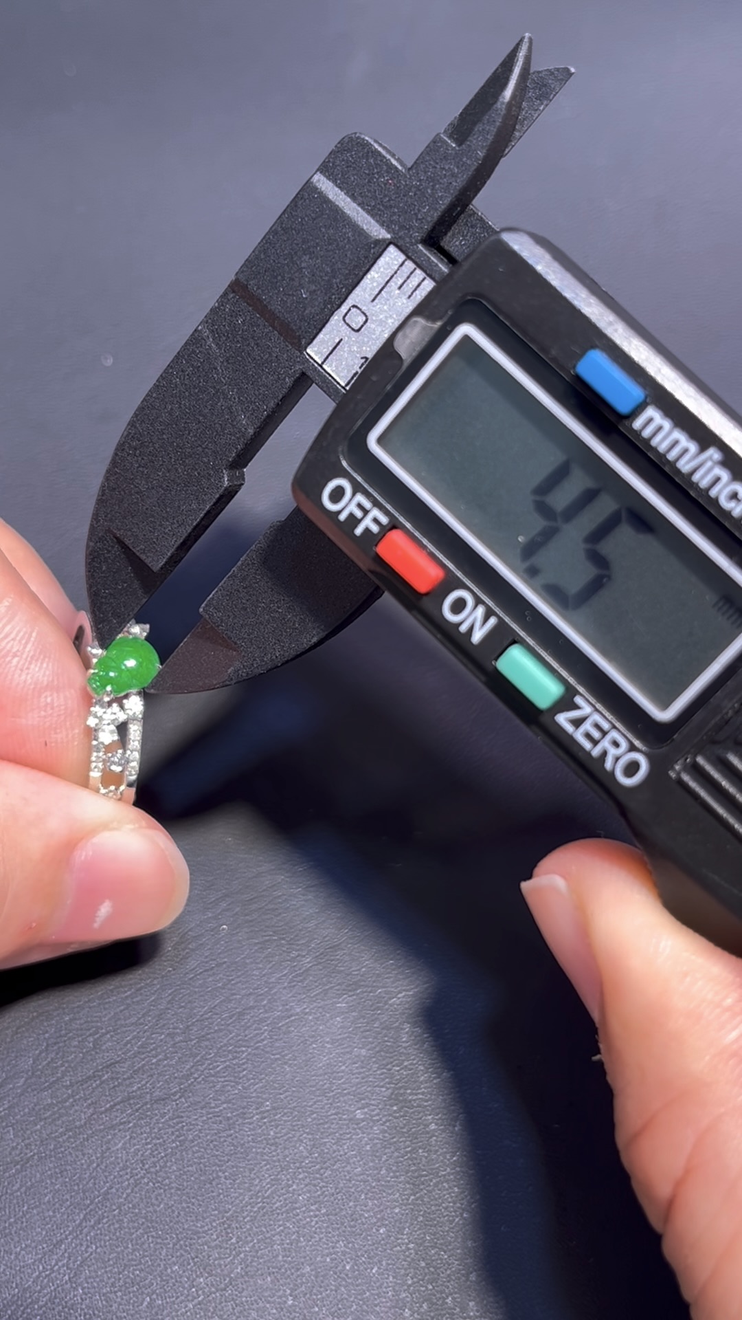 翡翠葫蘆戒指 編號#685|色澤鮮綠 小巧精美|福祿寓意 限量精品推薦 8 翡翠葫蘆戒指 編號#685|色澤鮮綠 小巧精美|福祿寓意 限量精品推薦 - Image 8