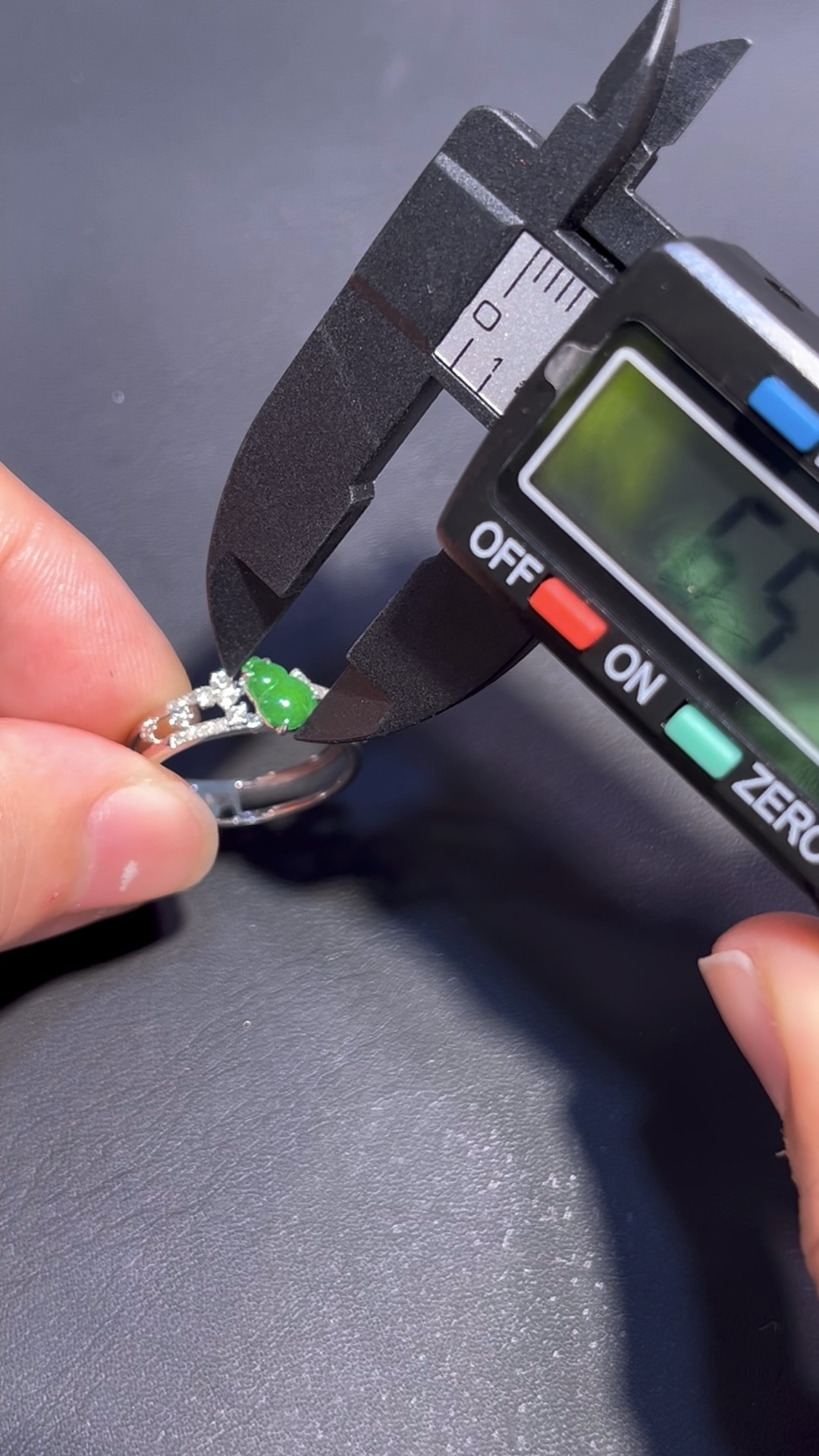 翡翠葫蘆戒指 編號#685|色澤鮮綠 小巧精美|福祿寓意 限量精品推薦 7 翡翠葫蘆戒指 編號#685|色澤鮮綠 小巧精美|福祿寓意 限量精品推薦 - Image 7