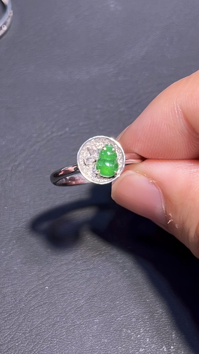 翡翠葫蘆戒指 編號#686|18K金鑲嵌|碗形設計 福祿寓意 收藏推薦 1 翡翠葫蘆戒指 編號#686|鮮綠玉料 18K金鑲嵌|碗形設計 福祿寓意 收藏推薦