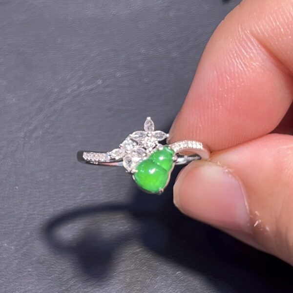 天然翡翠戒指 編號#687｜小巧葫蘆造型｜花鑽點綴｜限量精品推薦