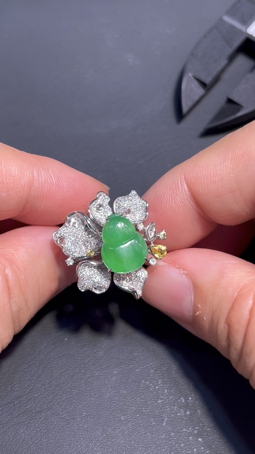 翡翠戒指 編號#688|鮮綠翡翠|豪華花形|福氣開運飾品 3 翡翠戒指 編號#688|鮮綠翡翠|豪華花形|福氣開運飾品 - Image 3