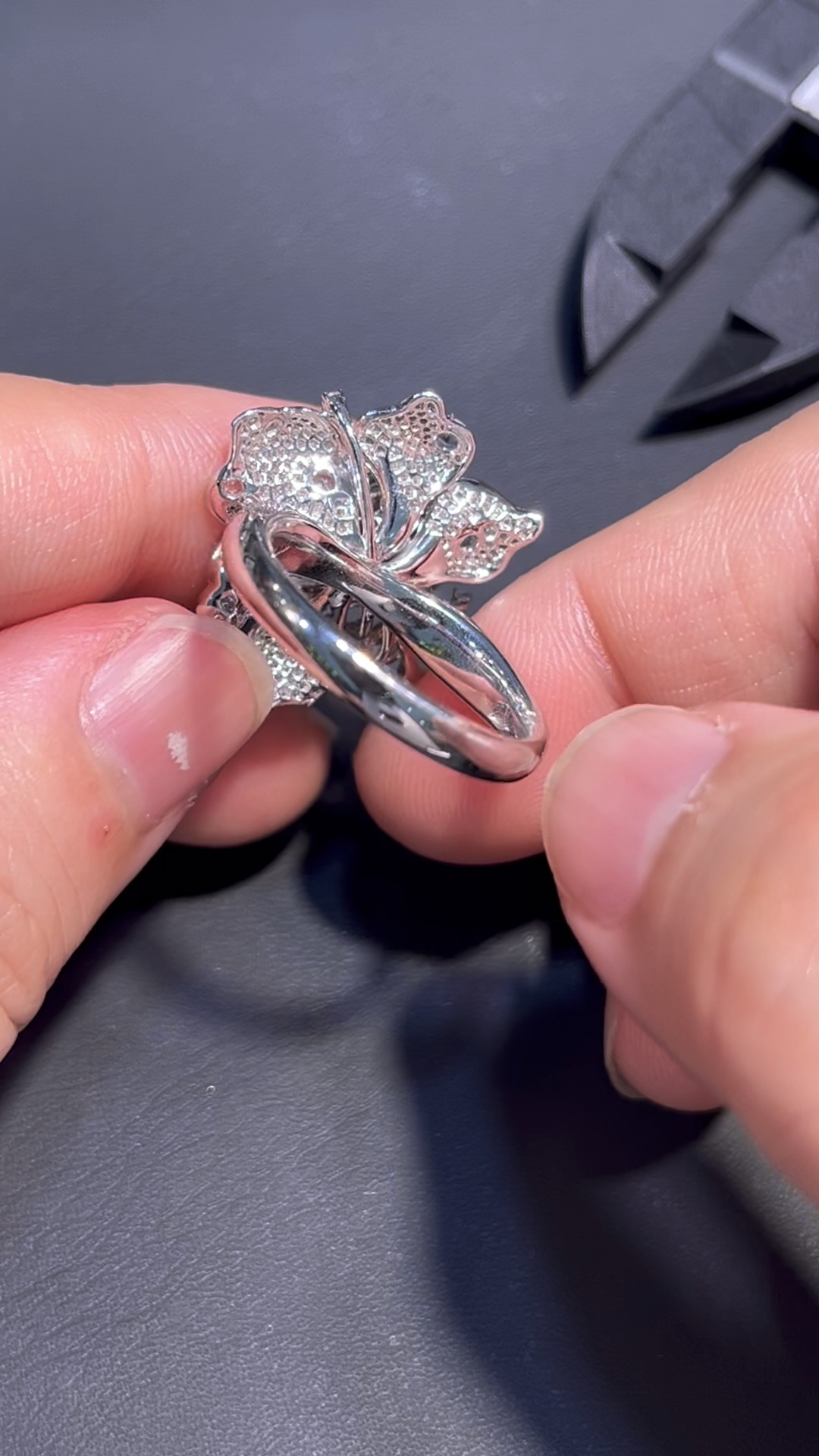 翡翠戒指 編號#688|鮮綠翡翠|豪華花形|福氣開運飾品 4 翡翠戒指 編號#688|鮮綠翡翠|豪華花形|福氣開運飾品 - Image 4