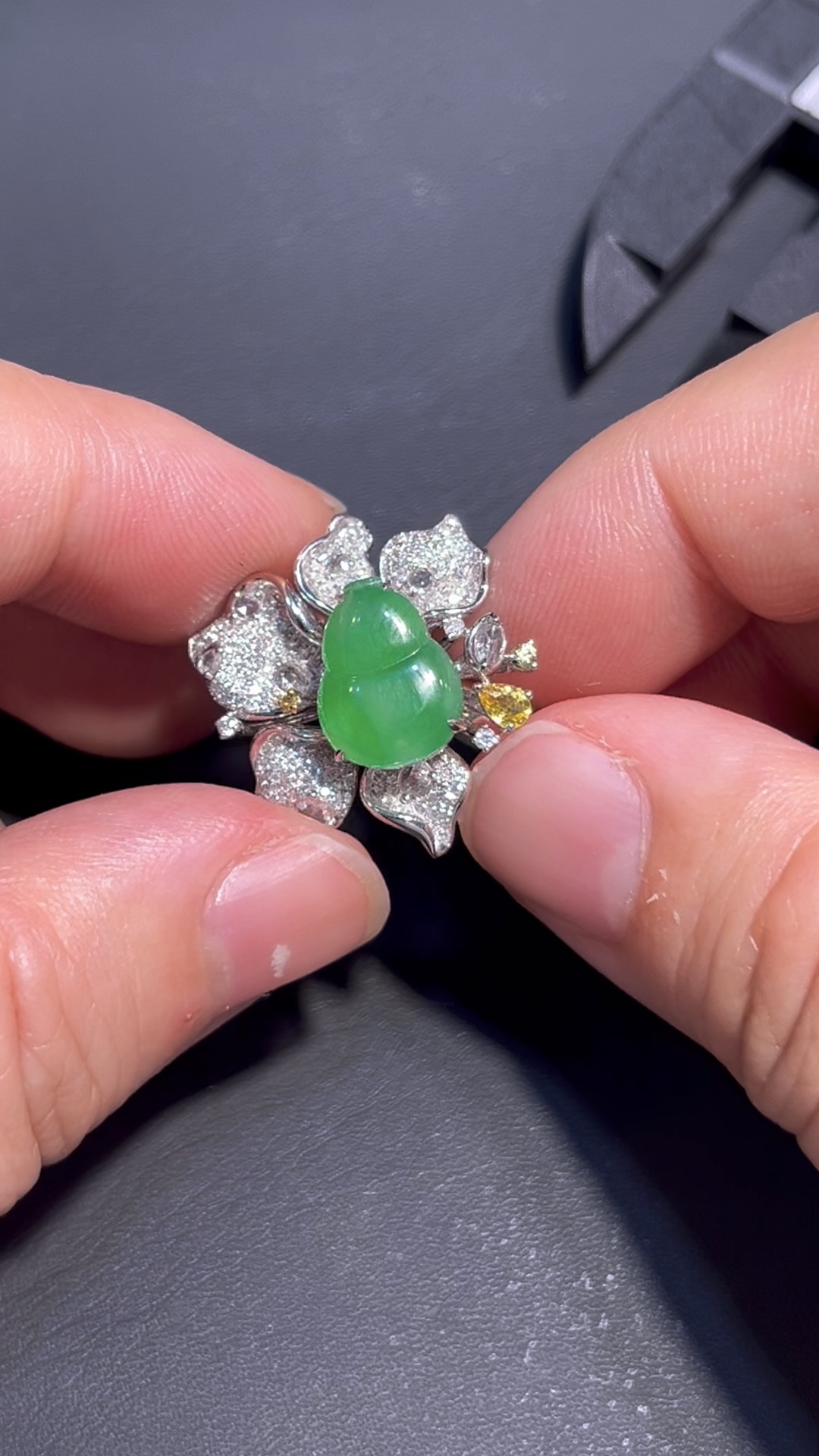 翡翠戒指 編號#688|鮮綠翡翠|豪華花形|福氣開運飾品 5 翡翠戒指 編號#688|鮮綠翡翠|豪華花形|福氣開運飾品 - Image 5
