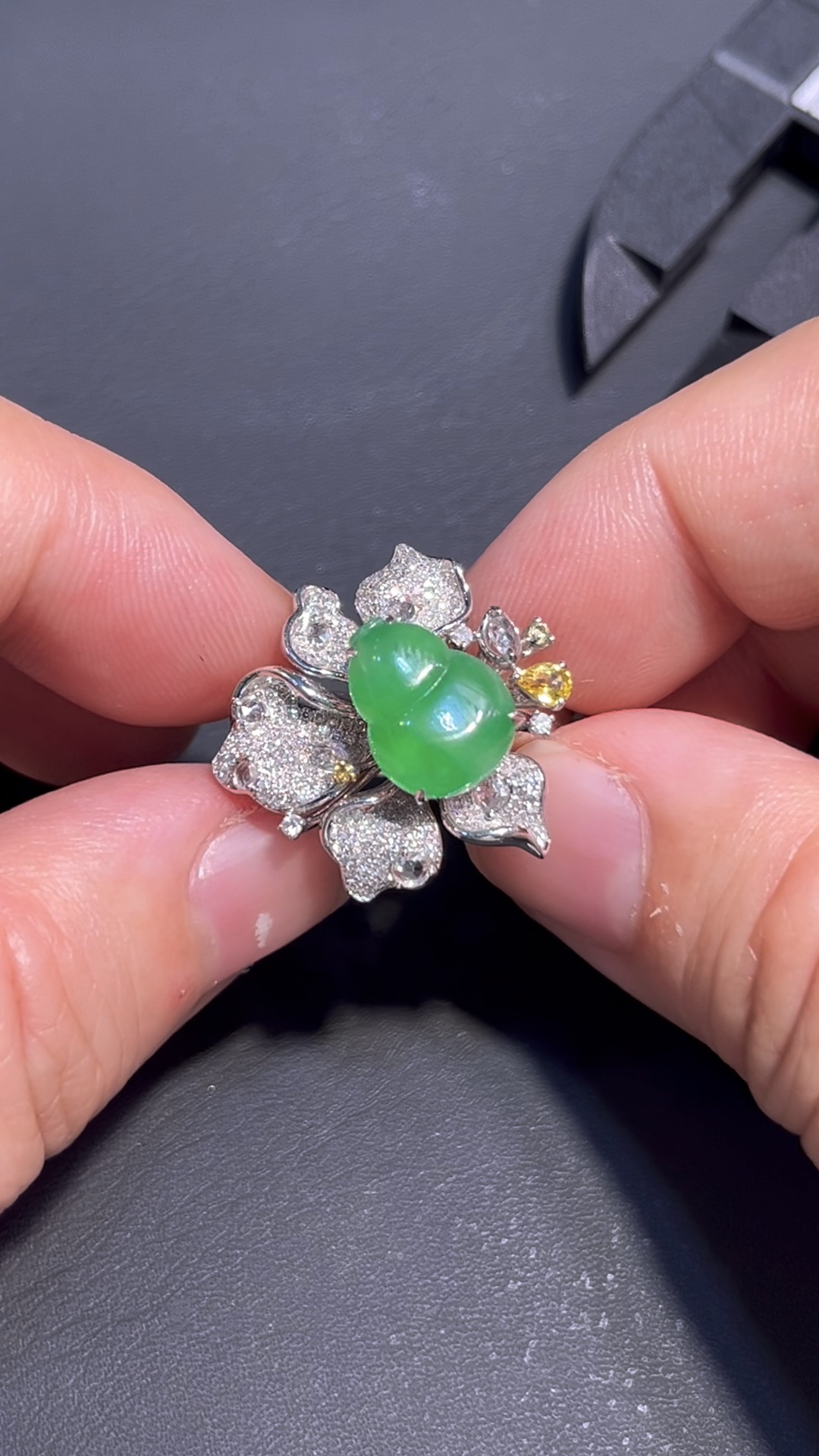 翡翠戒指 編號#688|鮮綠翡翠|豪華花形|福氣開運飾品 6 翡翠戒指 編號#688|鮮綠翡翠|豪華花形|福氣開運飾品 - Image 6