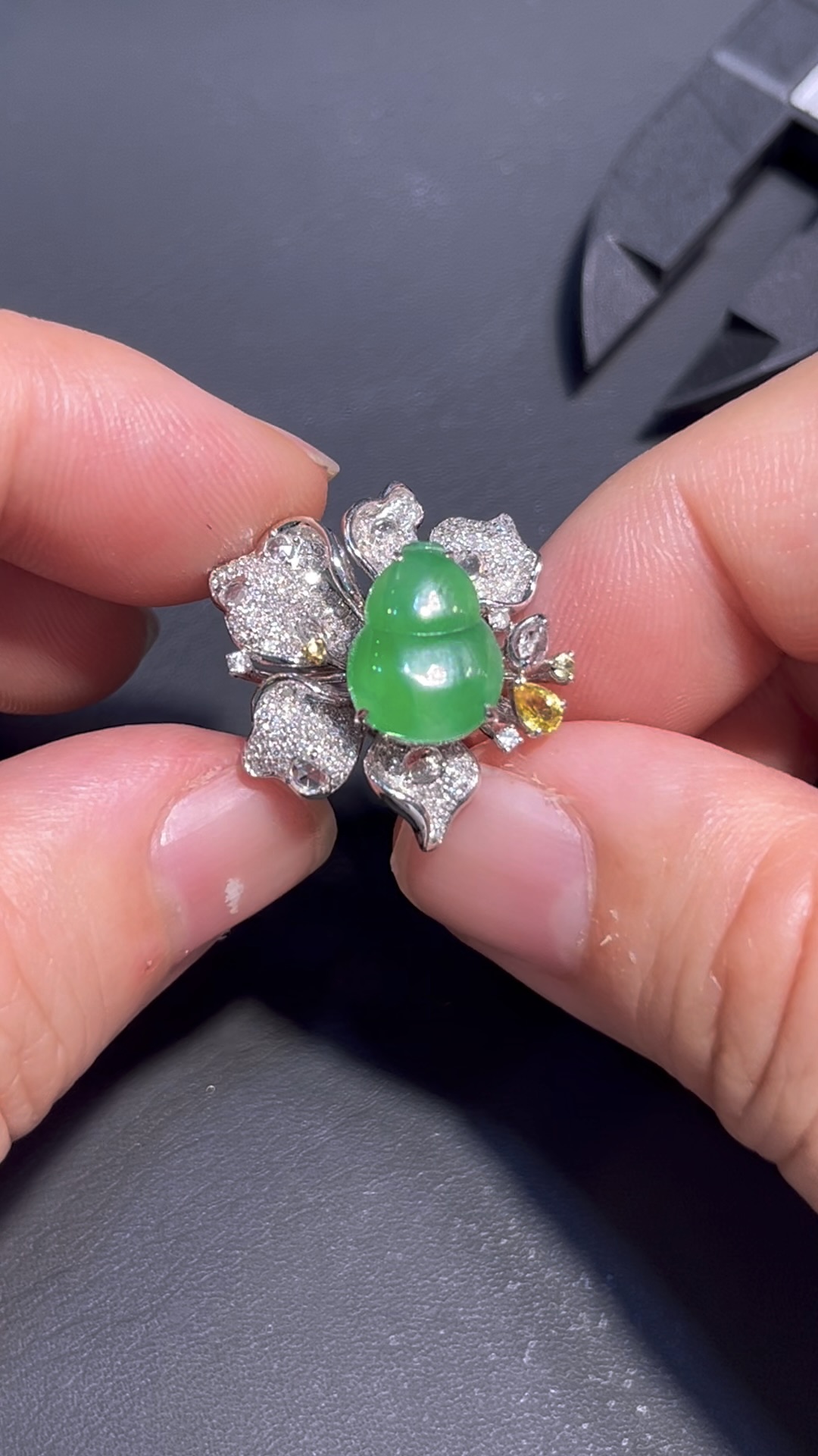 翡翠戒指 編號#688|鮮綠翡翠|豪華花形|福氣開運飾品 7 翡翠戒指 編號#688|鮮綠翡翠|豪華花形|福氣開運飾品 - Image 7