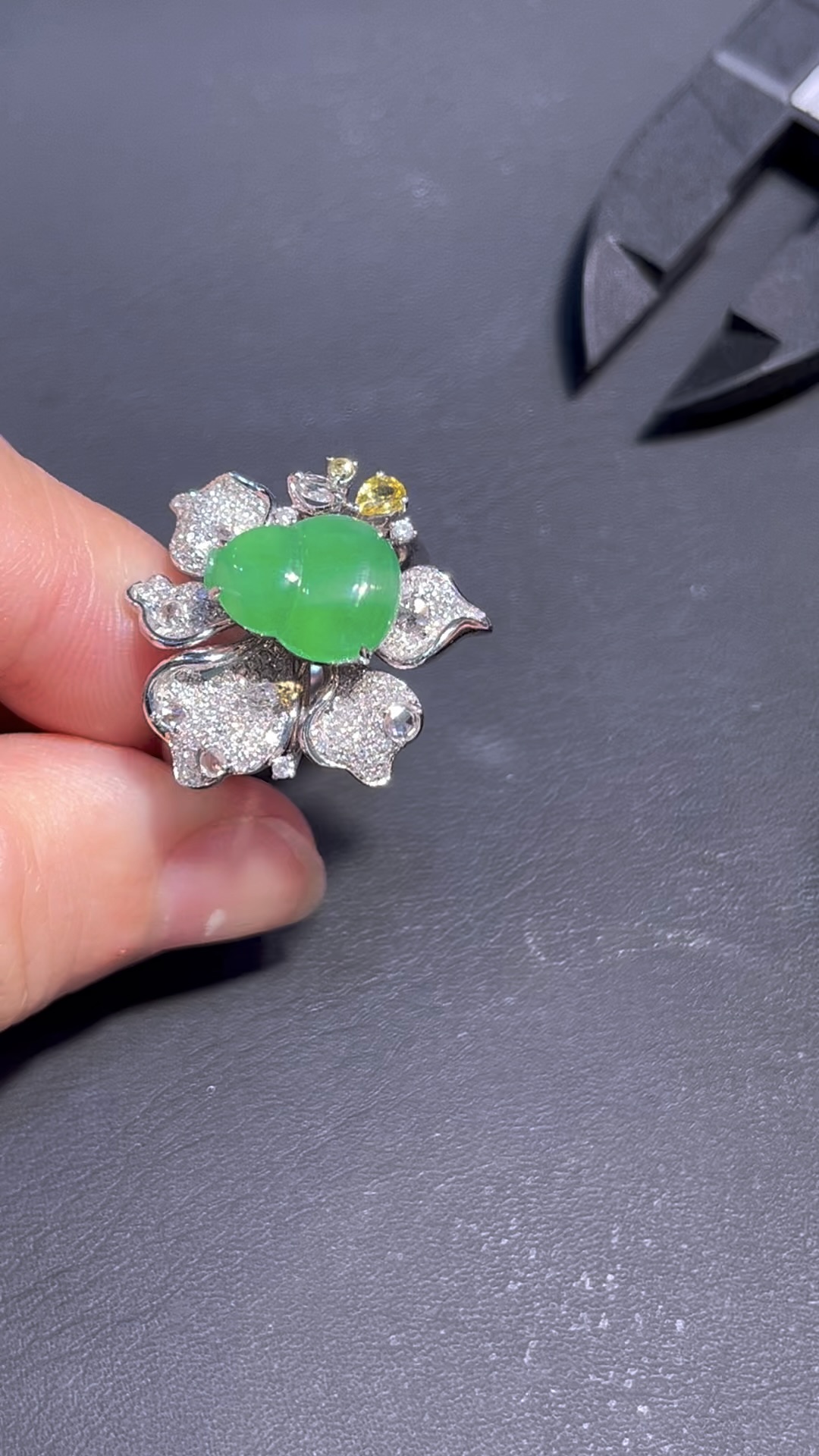 翡翠戒指 編號#688|鮮綠翡翠|豪華花形|福氣開運飾品 8 翡翠戒指 編號#688|鮮綠翡翠|豪華花形|福氣開運飾品 - Image 8