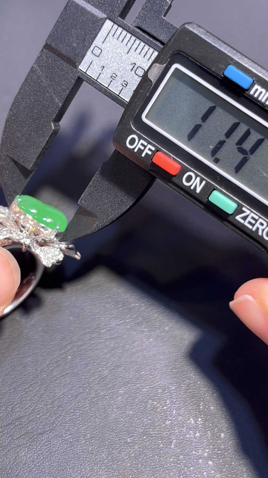 翡翠戒指 編號#688|鮮綠翡翠|豪華花形|福氣開運飾品 9 翡翠戒指 編號#688|鮮綠翡翠|豪華花形|福氣開運飾品 - Image 9