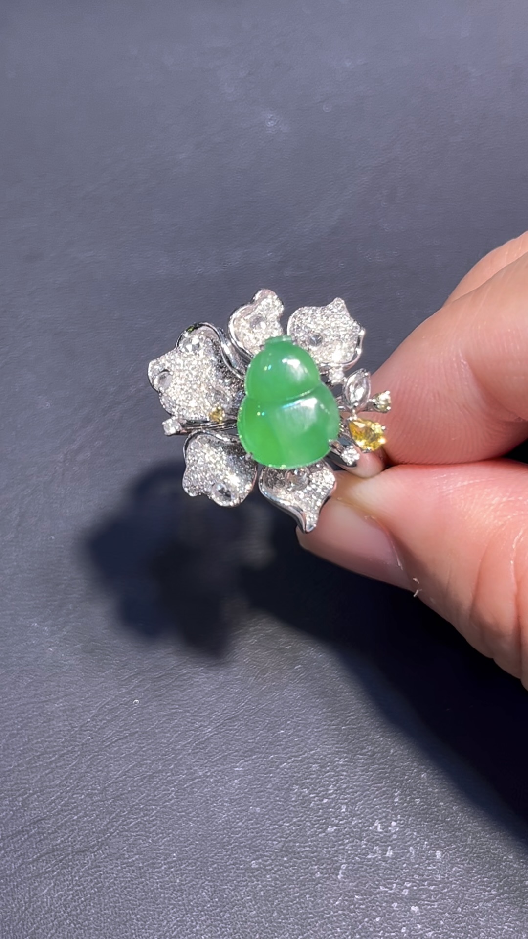 翡翠戒指 編號#688|鮮綠翡翠|豪華花形|福氣開運飾品 2 翡翠戒指 編號#688|鮮綠翡翠|豪華花形|福氣開運飾品 - Image 2