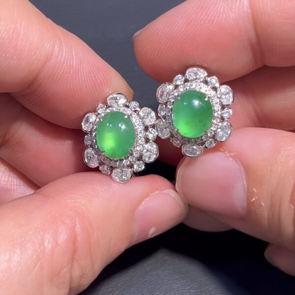 翡翠蛋面耳環 編號#692｜鮮綠光亮 18K鑽石花形鑲嵌｜高雅氣質 限量精品推薦