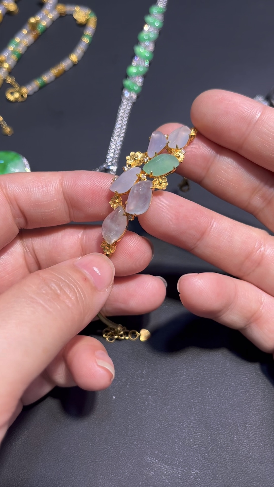 翡翠隨形花形手鏈 編號#696|冰透種水 × 18K黃金鑲嵌|仙氣設計 限量精品推薦 2 翡翠隨形花形手鏈 編號#696|冰透種水 × 18K黃金鑲嵌|仙氣設計 限量精品推薦 - Image 2