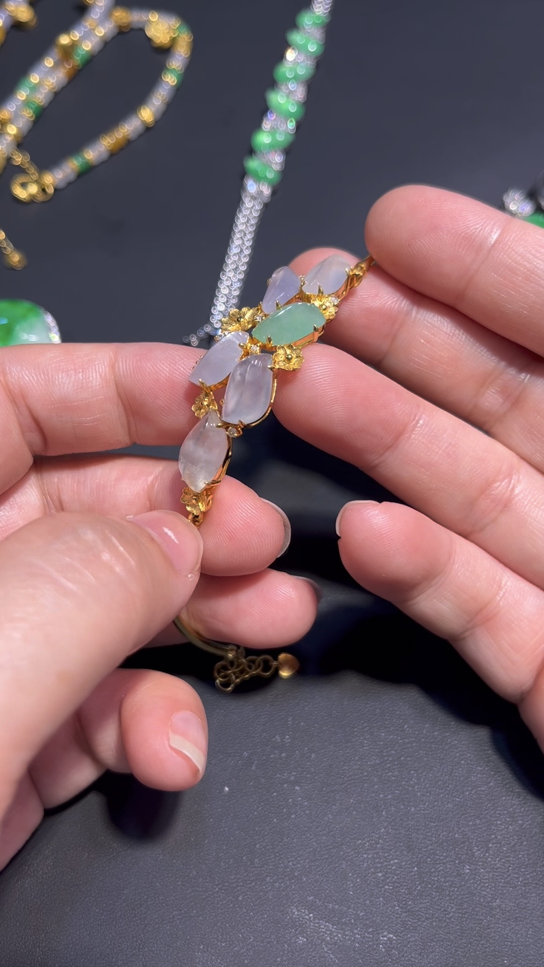 翡翠隨形花形手鏈 編號#696|冰透種水 × 18K黃金鑲嵌|仙氣設計 限量精品推薦 3 翡翠隨形花形手鏈 編號#696|冰透種水 × 18K黃金鑲嵌|仙氣設計 限量精品推薦 - Image 3