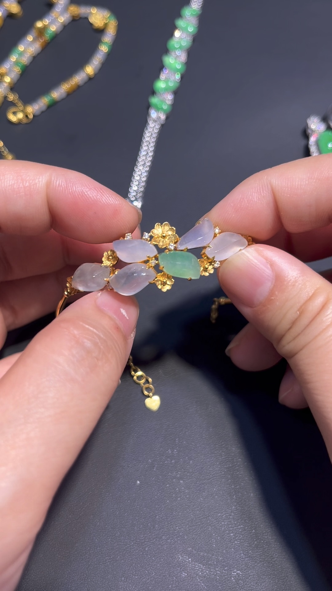 翡翠隨形花形手鏈 編號#696|冰透種水 × 18K黃金鑲嵌|仙氣設計 限量精品推薦 4 翡翠隨形花形手鏈 編號#696|冰透種水 × 18K黃金鑲嵌|仙氣設計 限量精品推薦 - Image 4