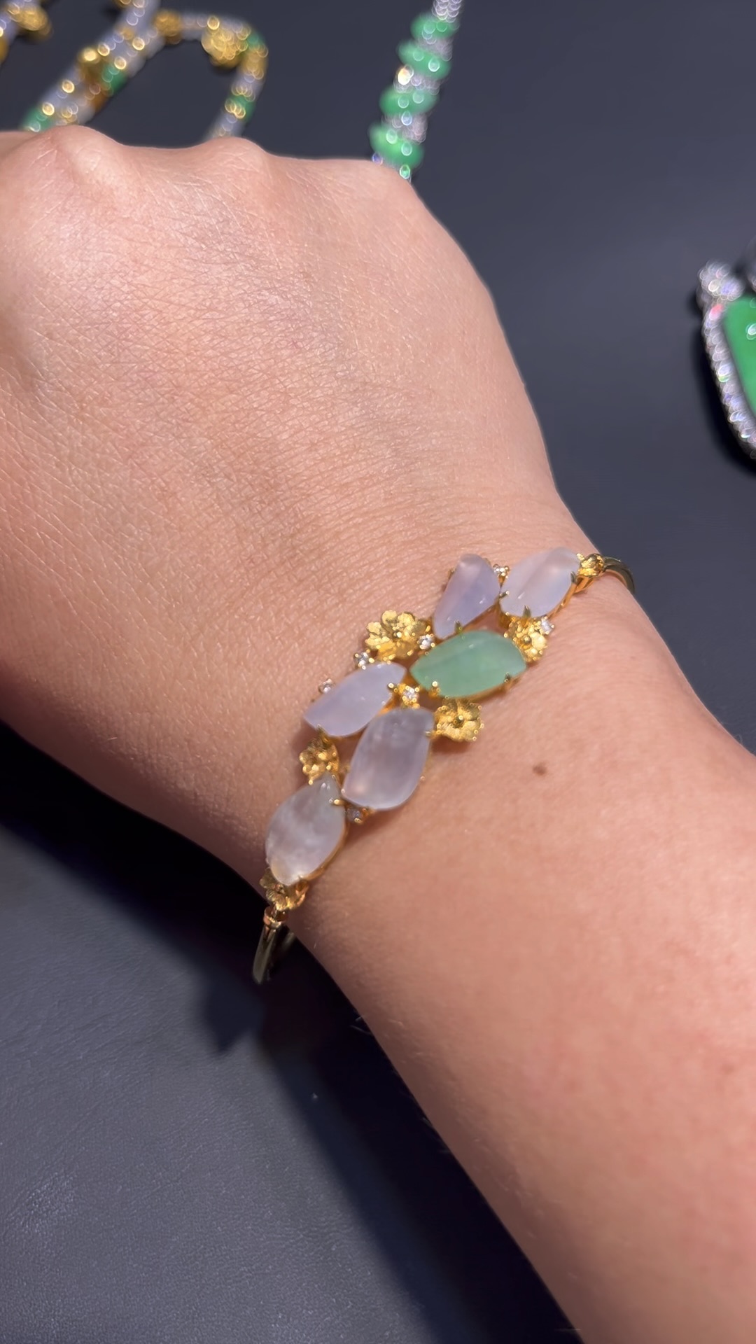 翡翠隨形花形手鏈 編號#696|冰透種水 × 18K黃金鑲嵌|仙氣設計 限量精品推薦 1 翡翠隨形花形手鏈 編號#696|冰透高種水 × 18K黃金鑲嵌|仙氣設計 限量精品推薦