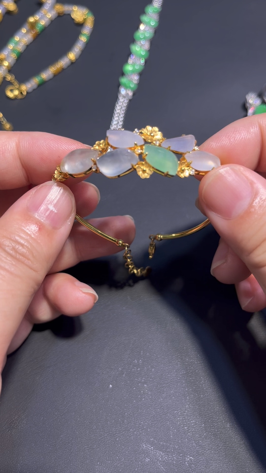 翡翠隨形花形手鏈 編號#696|冰透種水 × 18K黃金鑲嵌|仙氣設計 限量精品推薦 5 翡翠隨形花形手鏈 編號#696|冰透種水 × 18K黃金鑲嵌|仙氣設計 限量精品推薦 - Image 5