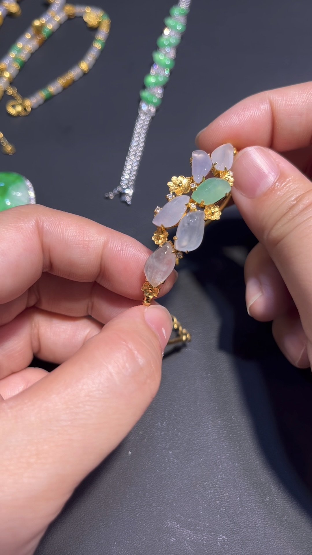 翡翠隨形花形手鏈 編號#696|冰透種水 × 18K黃金鑲嵌|仙氣設計 限量精品推薦 6 翡翠隨形花形手鏈 編號#696|冰透種水 × 18K黃金鑲嵌|仙氣設計 限量精品推薦 - Image 6