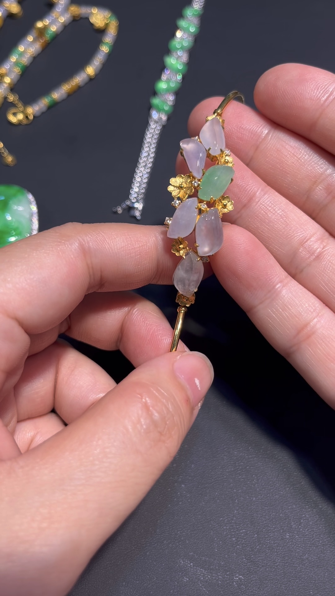 翡翠隨形花形手鏈 編號#696|冰透種水 × 18K黃金鑲嵌|仙氣設計 限量精品推薦 7 翡翠隨形花形手鏈 編號#696|冰透種水 × 18K黃金鑲嵌|仙氣設計 限量精品推薦 - Image 7