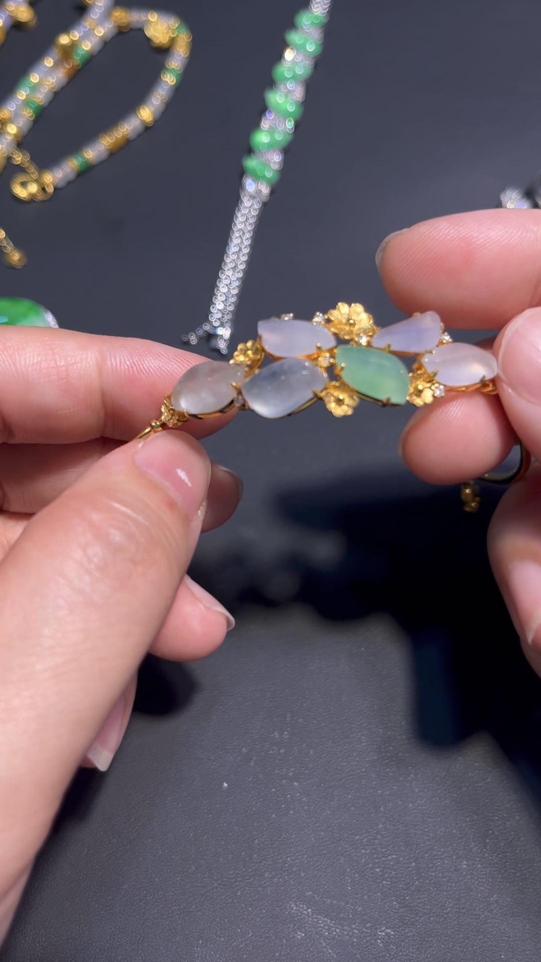 翡翠隨形花形手鏈 編號#696|冰透種水 × 18K黃金鑲嵌|仙氣設計 限量精品推薦 8 翡翠隨形花形手鏈 編號#696|冰透種水 × 18K黃金鑲嵌|仙氣設計 限量精品推薦 - Image 8