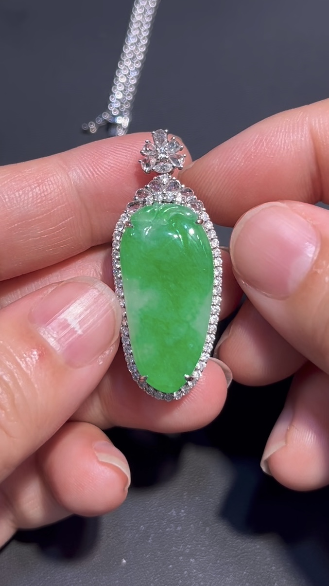 翡翠福瓜吊墜 編號#698|冰透陽綠 × 18K白金鑲嵌|高貴氣質 限量精品推薦 2 翡翠福瓜吊墜 編號#698|冰透陽綠 × 18K白金鑲嵌|高貴氣質 限量精品推薦 - Image 2