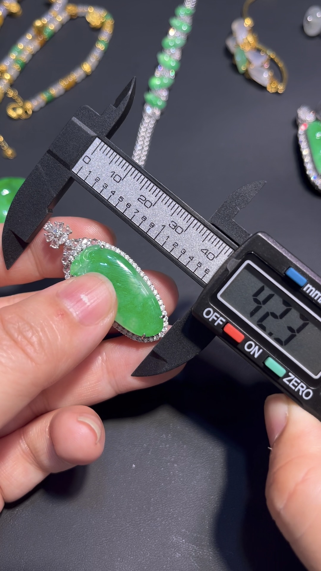 翡翠福瓜吊墜 編號#698|冰透陽綠 × 18K白金鑲嵌|高貴氣質 限量精品推薦 7 翡翠福瓜吊墜 編號#698|冰透陽綠 × 18K白金鑲嵌|高貴氣質 限量精品推薦 - Image 7