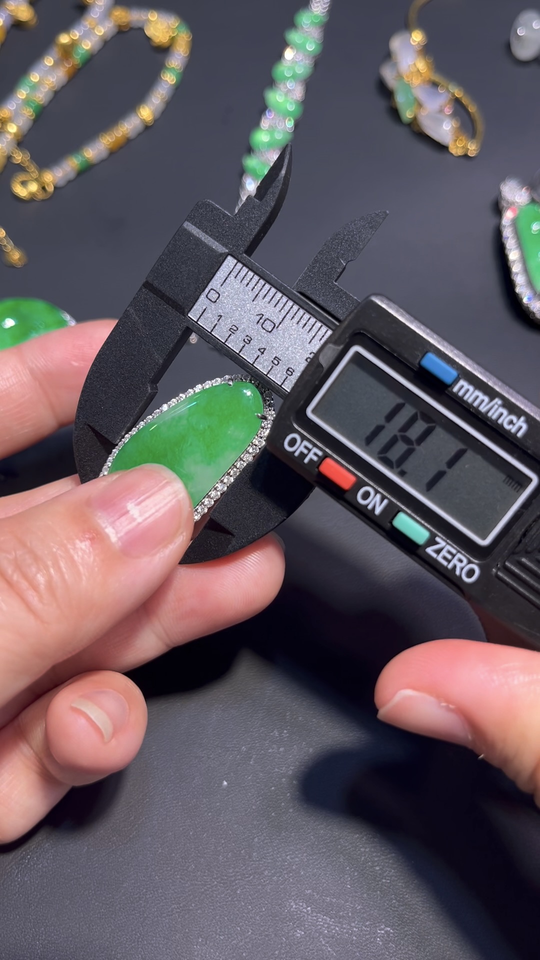 翡翠福瓜吊墜 編號#698|冰透陽綠 × 18K白金鑲嵌|高貴氣質 限量精品推薦 8 翡翠福瓜吊墜 編號#698|冰透陽綠 × 18K白金鑲嵌|高貴氣質 限量精品推薦 - Image 8