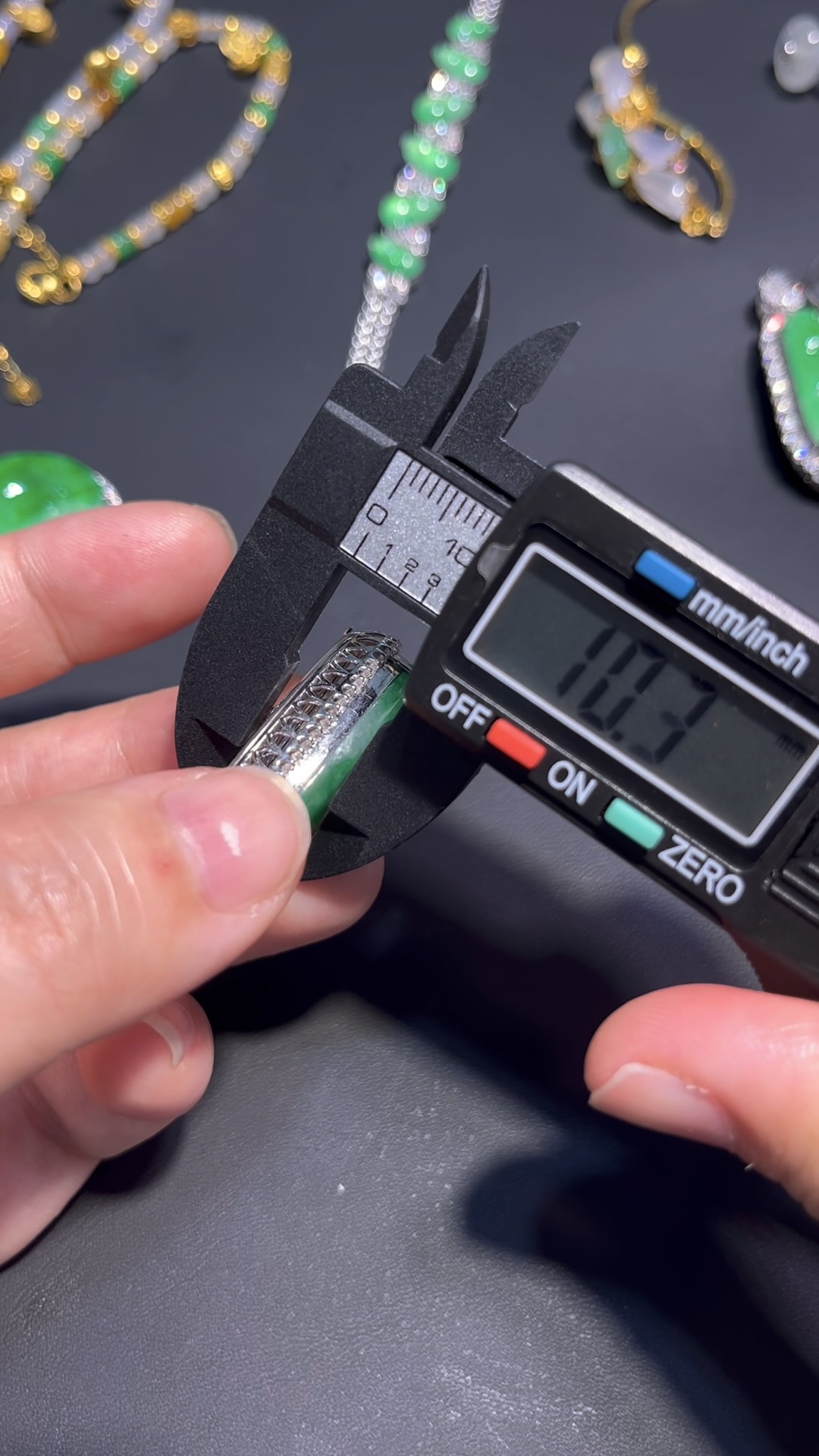 翡翠福瓜吊墜 編號#698|冰透陽綠 × 18K白金鑲嵌|高貴氣質 限量精品推薦 9 翡翠福瓜吊墜 編號#698|冰透陽綠 × 18K白金鑲嵌|高貴氣質 限量精品推薦 - Image 9