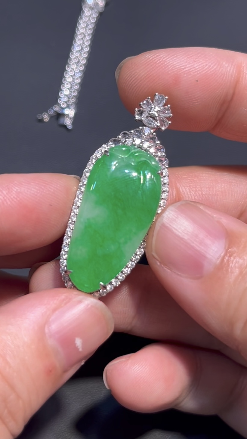 翡翠福瓜吊墜 編號#698|冰透陽綠 × 18K白金鑲嵌|高貴氣質 限量精品推薦 3 翡翠福瓜吊墜 編號#698|冰透陽綠 × 18K白金鑲嵌|高貴氣質 限量精品推薦 - Image 3