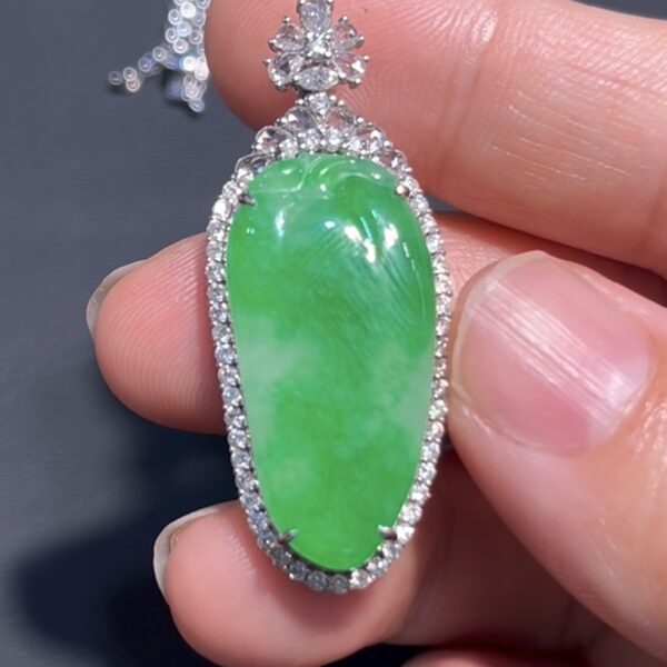 翡翠福瓜吊墜 編號#698｜冰透陽綠 × 18K白金鑲嵌｜高貴氣質 限量精品推薦