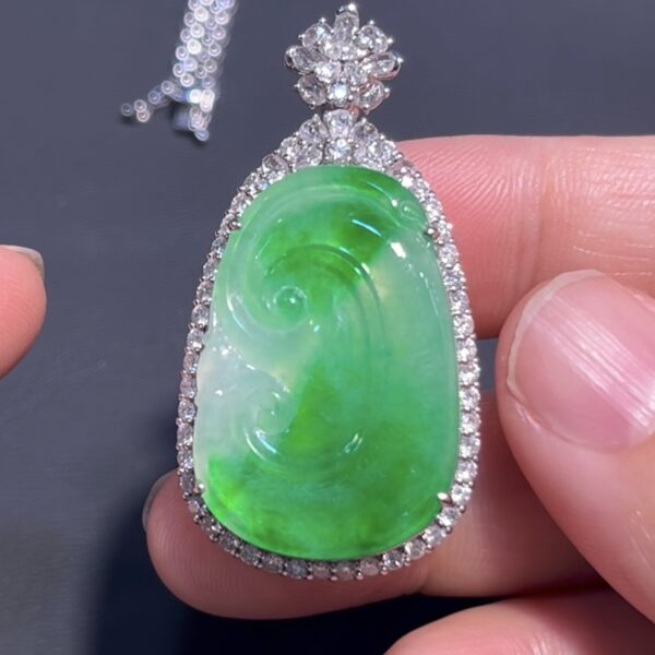 翡翠如意吊墜 編號#699｜冰透陽綠 × 18K白金鑲嵌｜高貴氣質