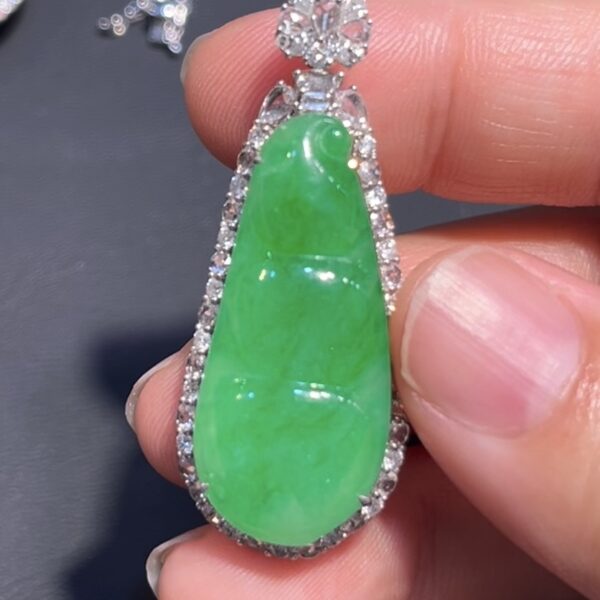翡翠福豆吊墜 編號#700｜冰透陽綠 × 18K白金鑲嵌｜高貴氣質 限量精品推薦