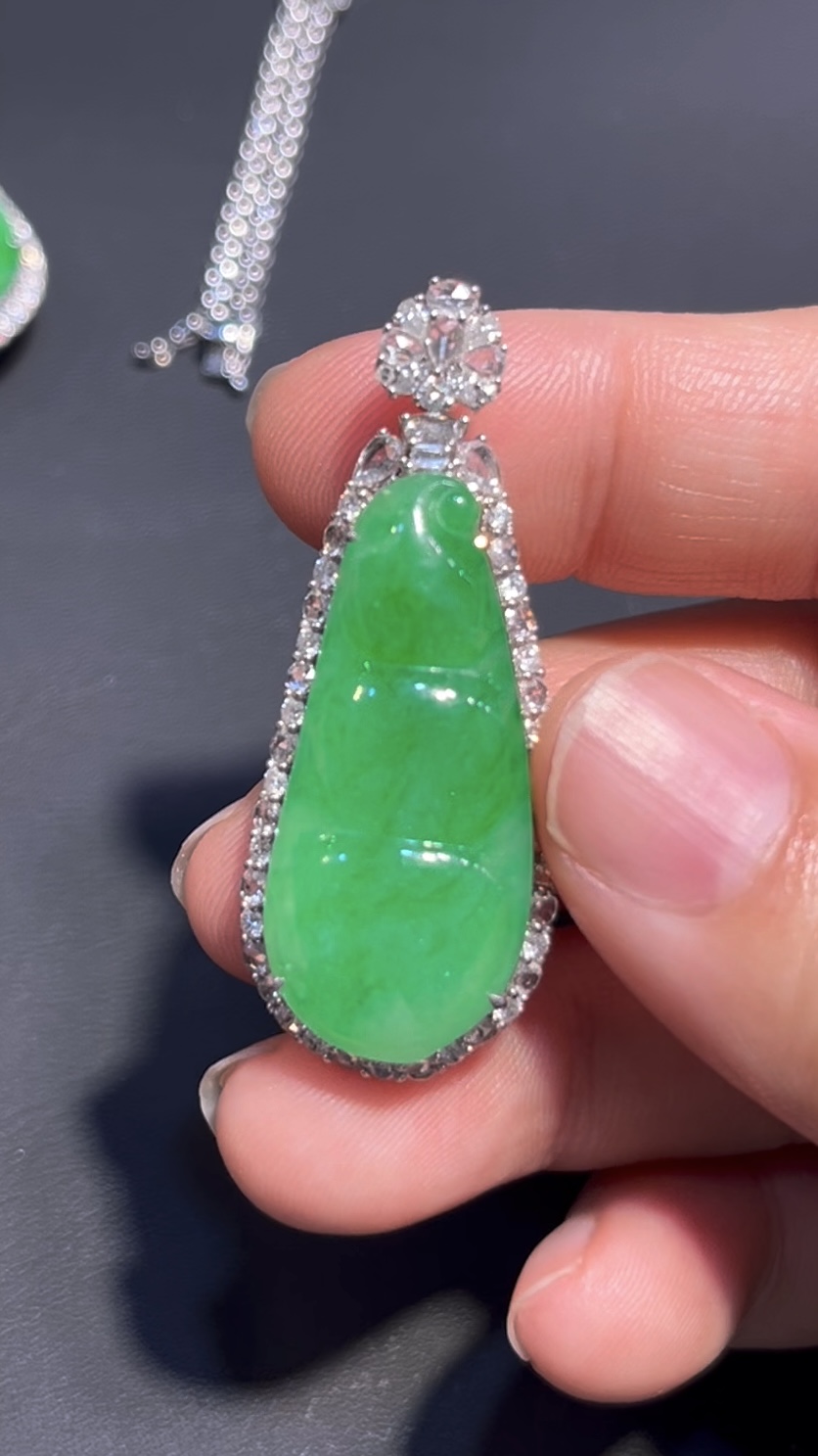翡翠福豆吊墜 編號#700|冰透陽綠 × 18K白金鑲嵌|高貴氣質 限量精品推薦 1 翡翠福豆吊墜 編號#700|冰透陽綠 × 18K白金鑲嵌|高貴氣質 限量精品推薦